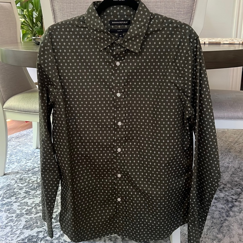 Banana Republic Slim Fit dress shirt. Size medium. Excellent condition.